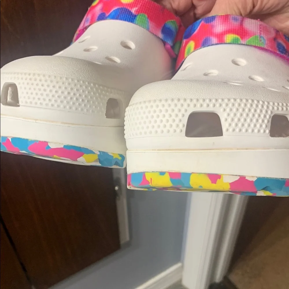 CROCS White and Pink Sandals with Geometric Pattern - Picture 10 of 12